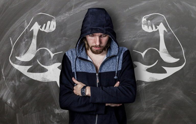 Efektywny trening i ćwiczenia na biceps w domu z hantlami