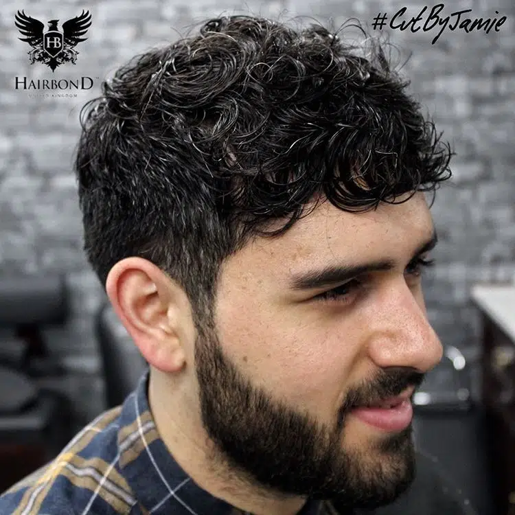 45 fryzury męskie dla osób, które mają kręcone włosy (poradnik)