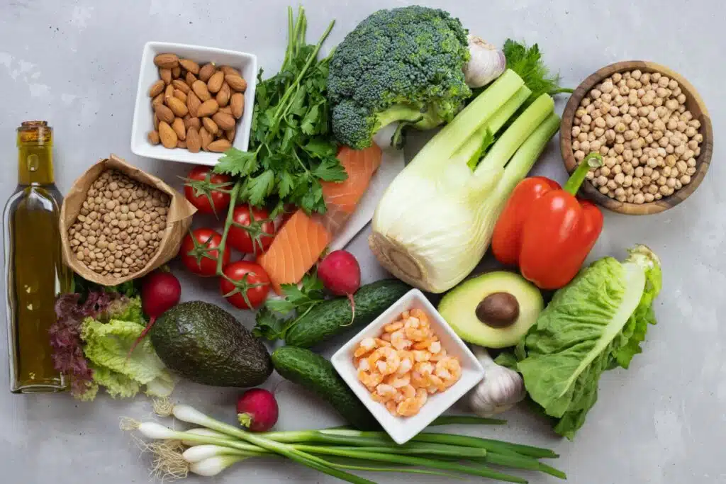 Zdrowe, zbilansowane warzywa i owoce na blacie kuchennym