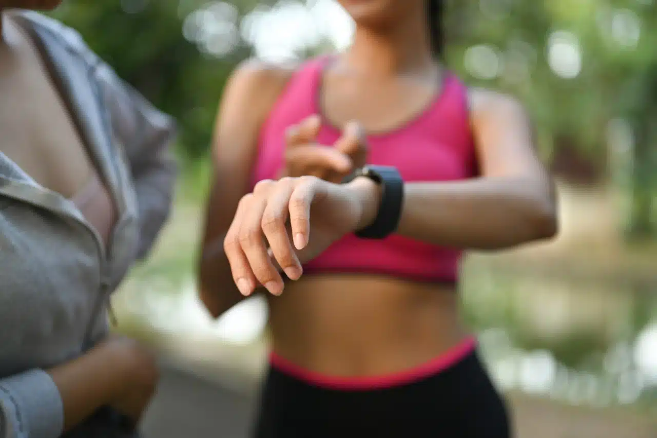 inteligentne zegarki i opaski stają się codziennymi trenerami